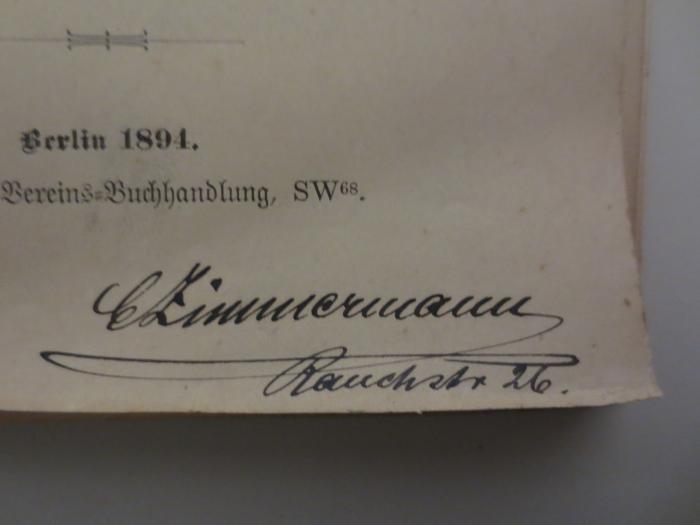 A 8/57 : Die Wohltätigkeits-Vereine in Berlin (1894);- (Zimmermann, Carl), Von Hand: Autogramm, Name, Ortsangabe; 'C Zimmermann
Rauchstr. 26.'. 