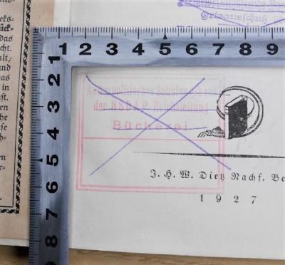 SA 316 : Im Dienste der Freiheit : Freud und Leid aus 6 Jahrzehnten Kampf und Aufstieg (1927);- (Außenpolitisches Schulungshaus der NSDAP Reichsleitung Bücherei), Stempel: Berufsangabe/Titel/Branche; 'Außenpolitisches Schulungshaus der NSDAP Reichsleitung Bücherei'.  (Prototyp)