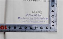 - (Verband der Fabrikarbeiter Deutschlands. Zahlstelle Groß-Berlin. Bibliothek), Stempel: Name, Berufsangabe/Titel/Branche, Ortsangabe; 'Bibliothek des Verbandes der Fabrikarbeiter Zahlstelle Gross-Berlin'.  (Prototyp)