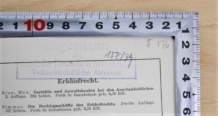 SA 405 : Das Schwerbeschädigtengesetz : Kommentar zum Gesetz über d. Beschäftigung Schwerbeschädigter. (1928);- (Bank der Arbeiter, Angestellten und Beamten, A.-G., Volkswirtschaftliche Abteilung), Stempel: Name, Berufsangabe/Titel/Branche, Nummer; 'Eigentum der Bank der Arbeiter, Angestellten und Beamten, A.G., Volkswirtschaftliche Abteilung 157/39'. ;-, Von Hand: Signatur; 'F 176'
