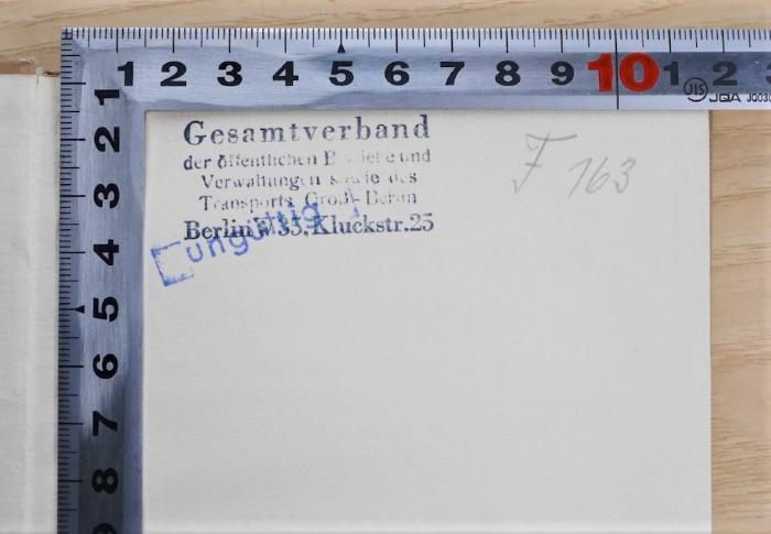 SA 641 : Das Gemeindeverfassungsrecht der Stadt Berlin (1931);- (Gesamtverband der Öffentlichen Betriebe und Verwaltungen sowie des Transportes (Berlin)), Stempel: Name, Ortsangabe; 'Gesamtverband der öffentlichen Betriebe und Verwaltung sowie des Transports Groß-Berlin Berlin W35, Kluckstr. 25'.  (Prototyp);- (Gesamtverband der öffentlichen Betriebe und Verwaltungen sowie des Transports Groß-Berlin), Von Hand: Signatur; 'F 163'. 