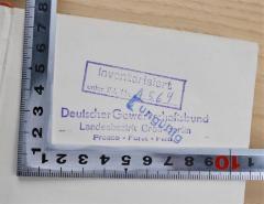 - (Deutscher Gewerkschaftsbund Landesbezirk Groß-Berlin;Deutscher Gewerkschaftsbund Landesbezirk Groß-Berlin Presse-Funk-Film), Stempel: Name, Berufsangabe/Titel/Branche, Ortsangabe, Inventar-/ Zugangsnummer; 'Inventarisiert unter lfd. Nr. A 569'. 
