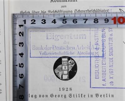 SA 405 : Das Schwerbeschädigtengesetz : Kommentar zum Gesetz über d. Beschäftigung Schwerbeschädigter. (1928);- (Bank der Arbeiter, Angestellten und Beamten, A.-G., Volkswirtschaftliche Abteilung), Stempel: Name, Berufsangabe/Titel/Branche; 'Eigentum der Bank der Arbeiter, Angestellten und Beamten, A.G., Volkswirtschaftliche Abteilung'.  (Prototyp)