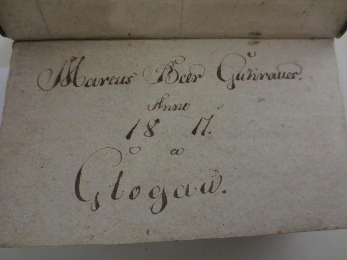  Il Nuovo Robinson : per servir di divertimento, ed istruzione della gioventù (1787);- (Guhrauer, Marcus Beer), Von Hand: Autogramm, Name, Datum, Ortsangabe; 'Marcus Beer Guhrauer.
Anno 1817.
a Glogau.'. 