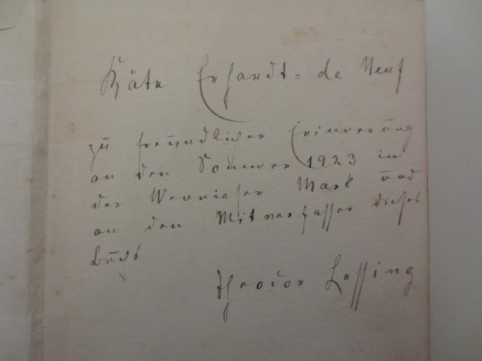  Von zwei Ufern : Gedichte (1909);- (Lessing, Theodor;Erhardt-de Neuf, Käte), Von Hand: Widmung, Name, Datum, Ortsangabe; 'Käte Erhardt - de Neuf
zu freundlicher Erinnerung an den Sommer 1923 in der Wennigser Mark und an den Mitverfasser dieses Buchs
Theodor Lessing'. 