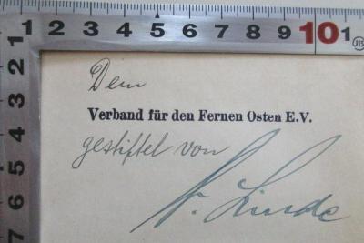 - (Linde, Max;Verband für den Fernen Osten E.V.), Von Hand: Widmung; 'Dem Verband für den Fernen Osten E.V.
gestiftet von Dr. Linde'.  (Prototyp);SA 1609 : Die Japaner und ihre wirtschaftliche Entwicklung.
Umschlagt.: Die Japaner und ihr Wirtschaftsleben (1905)