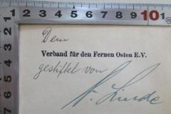 - (Linde, Max;Verband für den Fernen Osten E.V.), Von Hand: Widmung; 'Dem Verband für den Fernen Osten E.V.
gestiftet von Dr. Linde'.  (Prototyp)