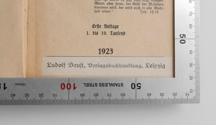 BC 2215 D587 : Das Evangelium unseres Herrn und Heilandes Jesus Christus (1923);- (Ludolf Beust, Verlagsbuchhandlung), Papier: Buchhändler, Name, Ortsangabe; 'Ludolf Beust, Verlagsbuchhandlung, Leipzig'. 