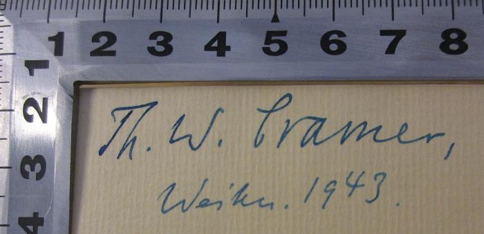 - (Cramer, Th. W.), Von Hand: Name; 'Th. W. Cramer,
Weihn. 1943.'. 