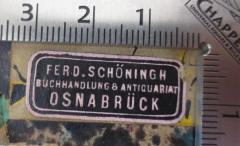 - (Antiquariat Ferdinand Schöningh (Osnabrück)), Etikett: Buchhändler, Name, Ortsangabe; 'Ferd. Schöningh
Buchhandlung & Antiquariat
Osnabrück'.  (Prototyp)