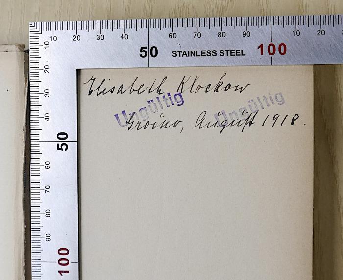 - (Klockow, Elisabeth), Von Hand: Name, Ortsangabe, Datum; 'Elisabeth Klockow Grodno, Aŭgŭst 1918.'. 