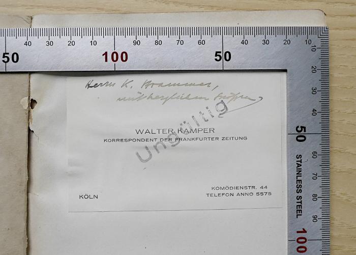 - (Brammer, Karl;Kamper, Walter), Von Hand: Widmung, Name, Ortsangabe; 'Herrn K. Brammer, mit herzlichen Grüßen Walter Kamper Korrespondent der Frankfurter Zeitung Köln Komödienstr. 44 Telefon Anno 5575'. 