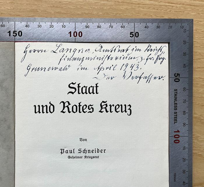 E 676a : Staat und Rotes Kreuz (1914);- (Langner, Reinhold), Von Hand: ; 'Herrn Langner, Amtsrat im Reichsfinanzministerium, z. fr. Erg. Grunewald im April 1943. Vom Verfasser.'. 