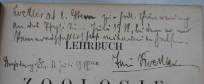 X 4161 Ers.: Lehrbuch der Zoologie (1902);- (Stern, Erich;Koehler[?], Toni), Von Hand: Widmung; 'Koehler s.l. Stern zur frdl. Erinnerung an das Physikum Juli 1912, bei dem er mir kameradschaftlich hat mitarbeiten helfen.
Straßburg i/Els. 11. Juli 1912
Toni Koehler.'. 