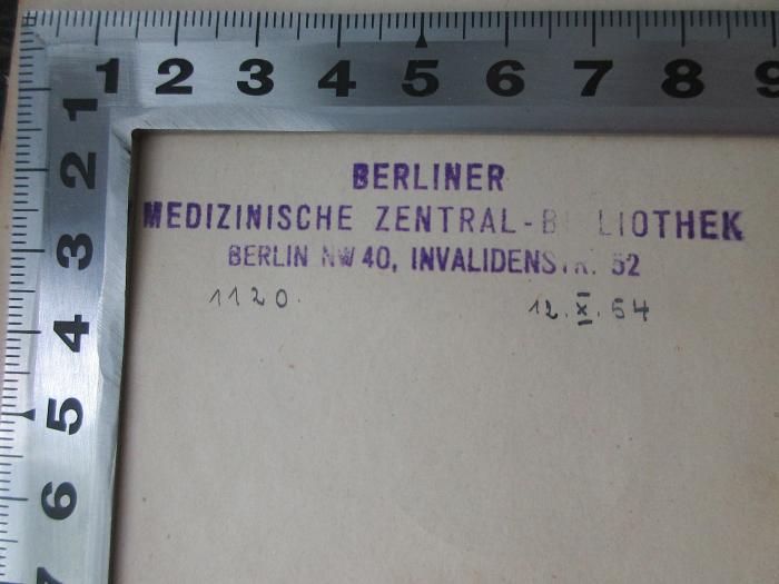 - (Berliner Medizinische Zentralbibliothek), Stempel: Berufsangabe/Titel/Branche, Ortsangabe, Datum; 'Berliner Medizinische Zentral-Bibliothek Berlin NW 40, Invalidenstr. 52 1120 12.X.54'. 