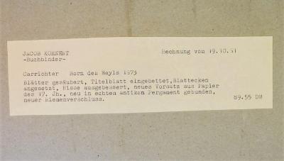 - (Kohnert, Jacob), Papier: Notiz, Buchbinder; 'JACOB KOHNERT 
-Buchbinder-
Rechnung vom 19.10.51

Carrichter Horn deß Heyls 1673

Blätter gesäubert, Titelblatt eingebettet, Blattecken 
angesetzt, Risse ausgebessert, neues Vorsatz aus Papier 
des 17. Jh., neu in echtem antiken Pergament gebunden, 
neuer Riemenverschluss.

89.55 DM'. 