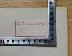 - (Stollsteimer, Friedrich Albert), Stempel: Name; 'Dr. F. A. Stollsteimer
Fach:
Nr.:'.  (Prototyp)