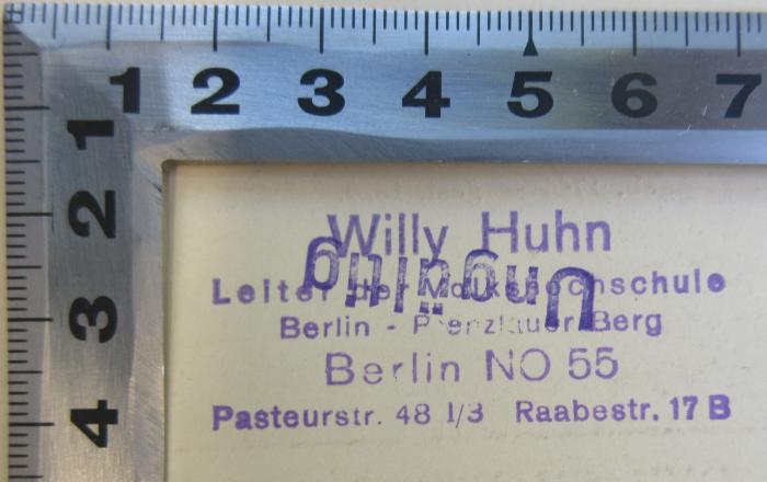 - (Huhn, Willy), Stempel: Name, Berufsangabe/Titel/Branche, Ortsangabe; 'Willy Huhn Leiter der Volkshochschule Berlin-Prenzlauer Berg Berlin NO 55 Pasteurstr. 48 I/3 Raabestr. 17 B'.  (Prototyp)