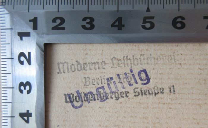 - (Moderne Leihbücherei Berlin), Stempel: Berufsangabe/Titel/Branche, Ortsangabe; 'Moderne Leihbücherei Berlin NO 55 Woldenberger Straße 11'.  (Prototyp)