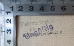 - (Moderne Leihbücherei Berlin), Stempel: Berufsangabe/Titel/Branche, Ortsangabe; 'Moderne Leihbücherei Berlin NO 55 Woldenberger Straße 11'.  (Prototyp)