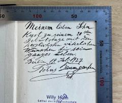 - (Baumgarten, Robert;Baumgarten, Kurt), Von Hand: Widmung; 'Meinem lieben Sohn Kurt zu seinem 20sten Geburtstage mit den herzlichsten väterlichen Wünschen für sein ganzes Leben.  Berlin 19. Juli 1927 Robert Baumgarten [...]'. 