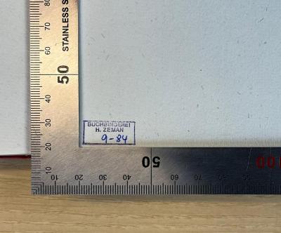 Ig 573 : Zwei Jahre unter den Kannibalen der Salomo-Inseln : Reiseerlebnisse und Schilderungen von Land und Leuten ; mit zahlreichen Abbildungen im Text, 14 Tafeln, 10 lithographischen Beilagen und 3 Karten (1903);- (Zeman, Horst), Stempel: Buchbinder, Name, Datum; 'Buchbinderei H. Zeman [9-84]'.  (Prototyp)