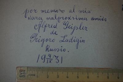 - (Alfred Geißler;Grigoro Ladigin), Von Hand: Widmung, Datum, Ortsangabe; 'por memoro al mia rara malproksima amiko Alfred Geißler de Grigoro Ladigin 
Russio
4.IX.1931 
'.  (Prototyp)