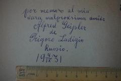 - (Alfred Geißler;Grigoro Ladigin), Von Hand: Widmung, Datum, Ortsangabe; 'por memoro al mia rara malproksima amiko Alfred Geißler de Grigoro Ladigin 
Russio
4.IX.1931 
'.  (Prototyp)