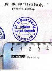 - (Rosenzweig, Adolf;Leo Baeck Institute Jerusalem), Durchgestrichen: Name, Zeichen; 'Dr. A. Rosenzweig
Rabbiner der jüd. Gemeinde
Berlin'.  (Prototyp)