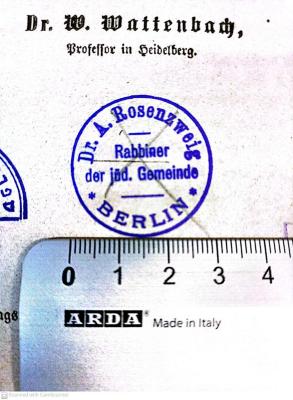 - (Rosenzweig, Adolf;Leo Baeck Institute Jerusalem), Durchgestrichen: Name, Zeichen; 'Dr. A. Rosenzweig
Rabbiner der jüd. Gemeinde
Berlin'.  (Prototyp)
