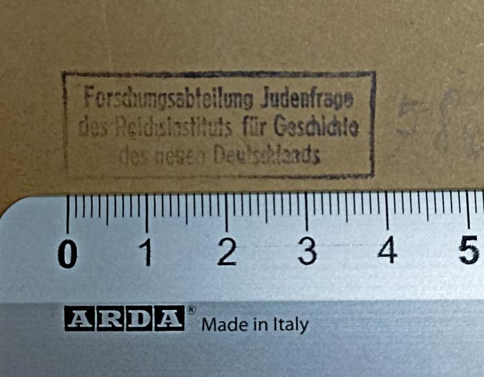 - (Forschungsabteilung Judenfrage des Reichsinstituts für Geschichte des neuen Deutschlands), Stempel: Berufsangabe/Titel/Branche, Name; 'Forschungsabteile Judenfrage
des Reichsinstituts für Geschichte
des neuen Deutschlands'.  (Prototyp)