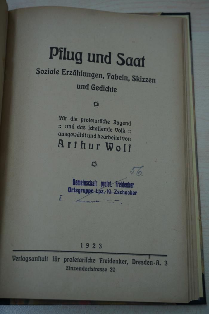1933 A 11068 : Pflug und Saat : Soziale Erzählungen, Fabeln, Skizzen und Gedichte. Für die proletarische Jugend und das schaffende Volk 
 (1923)