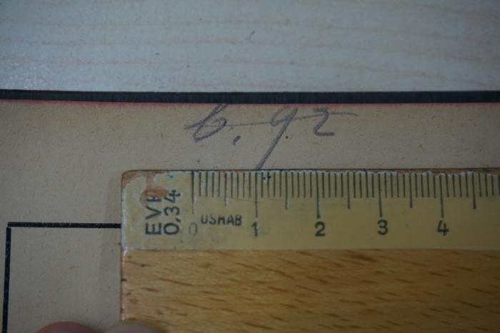 -, Von Hand: Signatur; 'b. 92'
