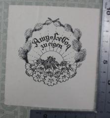 - (Le Coq, Amy v.), Etikett: Exlibris, Abbildung, Name; 'Amy v. LeCoq zu eigen
RoBR'.  (Prototyp)