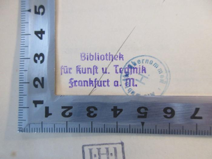 - (Bibliothek für Kunst und Technik Frankfurt a.M.), Stempel: Name, Ortsangabe; 'Bibliothek für Kunst u. Technik Frankfurt a. M.'.  (Prototyp)