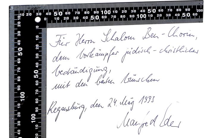 - (Eder, Manfred;Ben-Chorin, Shalom), Von Hand: Widmung; 'Für Herrn Schalom Ben-Chorin,
dem Volkämpfer jüdisch-christliches
Vertäudigung,
mit den besten Wünschen

Regensburg, den 24. Mai 1993

Manfred Eder'. 