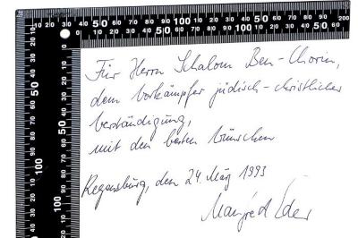 - (Eder, Manfred;Ben-Chorin, Shalom), Von Hand: Widmung; 'Für Herrn Schalom Ben-Chorin,
dem Volkämpfer jüdisch-christliches
Vertäudigung,
mit den besten Wünschen

Regensburg, den 24. Mai 1993

Manfred Eder'. 