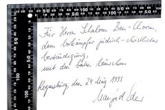 - (Eder, Manfred;Ben-Chorin, Shalom), Von Hand: Widmung; 'Für Herrn Schalom Ben-Chorin,
dem Volkämpfer jüdisch-christliches
Vertäudigung,
mit den besten Wünschen

Regensburg, den 24. Mai 1993

Manfred Eder'. 