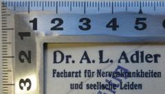 - (Adler, A. L.), Stempel: Name, Berufsangabe/Titel/Branche; 'Dr. A. L. Adler Facharzt für Nervenkrankheiten und seelische Leiden'. 