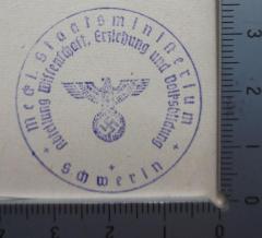 - (Mecklenburg-Schwerin. Staatsministerium), Stempel: Emblem, Berufsangabe/Titel/Branche, Name, Ortsangabe; 'Meckl. Staatsministerium Schwerin
Abteilung Wissenschaft, Erziehung und Volksbildung'.  (Prototyp)
