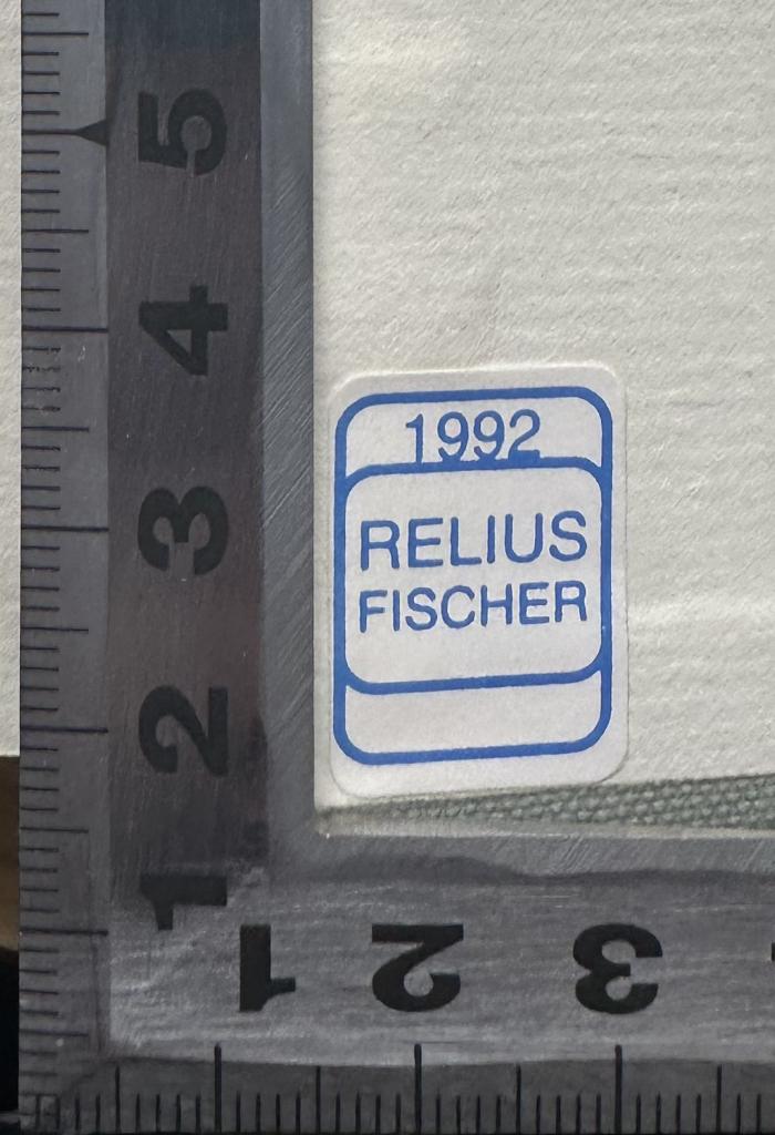 - (Relius), Etikett: Exlibris, Name, Datum, Buchbinder; '1992 [wechselnde Jahreszahlen]
Relius
Fischer'.  (Prototyp)