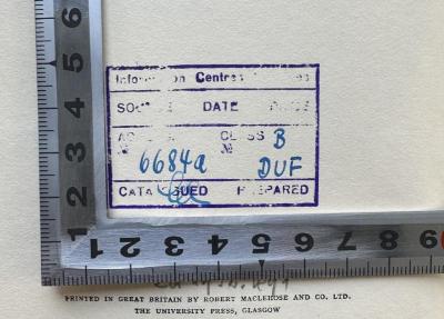 - (British Information Centre Libraries, Berlin), Stempel: Ortsangabe, Signatur, Exemplarnummer, Autogramm; 'Info[rmatio]n Centr[es] [Libraries]
SO[XX] DATE [XX]
[XX] CL[A]SS B
6684a DUF
CATA[LO]GUED [PRE]PARED'.  (Prototyp)