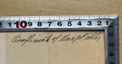 - (Kohler, Mary), Von Hand: Autogramm, Widmung; 'Compliments of Mary Kohler'. 