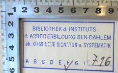 - (Institut für Arbeiterbildung Berlin-Dahlem;Bibliothek des Instituts für Arbeiterbildung Berlin-Dahlem), Stempel: Berufsangabe/Titel/Branche, Ortsangabe, Signatur; 'BIBLIOTHEK d. INSTITUTS f. ARBEITERBILDUNG BLN-DAHLEM
ab XI / 69 NEUE SIGNATUR u. SYSTEMATIK F 716'. 