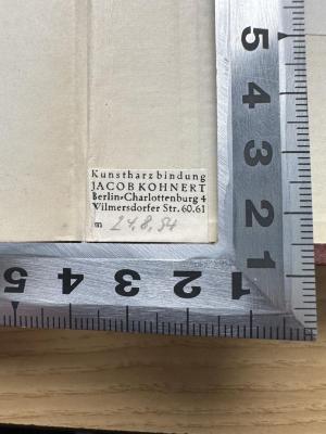 - (Kohnert, Jacob), Etikett: Buchbinder; 'Kunstharzbindung
JACOB KOHNERT
Berlin-Charlottenburg 4
Wilmersdorfer Str. 60.61
am [XX]'.  (Prototyp)