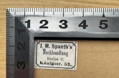 - (J.M. Spaeth Buchhandlung), Etikett: Buchhändler; 'J. M. Spaeth's
Buchhandlung
Berlin C.
Königstr. 52.'.  (Prototyp)