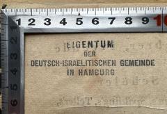 - (Deutsch-Israelitische Gemeinde zu Hamburg), Stempel: Name, Ortsangabe; 'Eigentum der Deutsch-Israelitischen Gemeinde in Hamburg'.  (Prototyp)