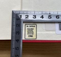 - (Relius), Etikett: Buchbinder; 'w. relius
wr
1988 [wechselnde Jahreszahlen]'.  (Prototyp)