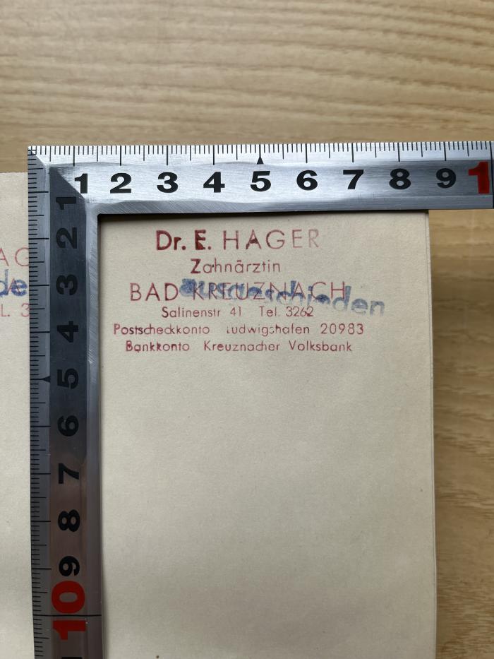 - (Dr. E. Hager), Stempel: Besitzwechsel, Name, Ortsangabe; 'Dr. E. HAGER
Zahnärztin
BAD KREUZNACH
Salinenstr. 41 Tel. 3262
Postschekkonto Ludwigshafen 20983
Bankkonto Kreunacher Volksbank
[ausgeschieden]'. 