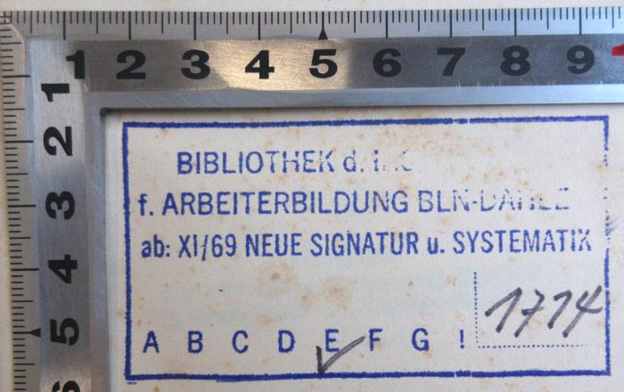 - (Müller, Georg), Stempel: Name, Signatur, Ortsangabe; 'Bibliothek d. Instituts f. Arbeiterbildung BLN-Dahlem ab XI/69 neue Signatur u. Systematik E 1714'. 